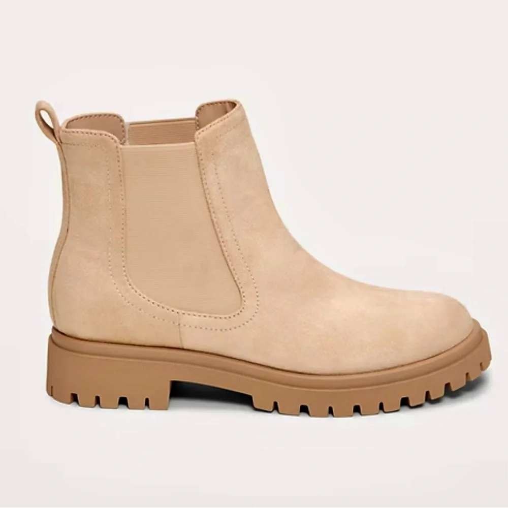 NWT Old Navy Chelsea Boots Womens 6.5 Taupe Lug Sole Faux Suede‎ Ankle Boots
